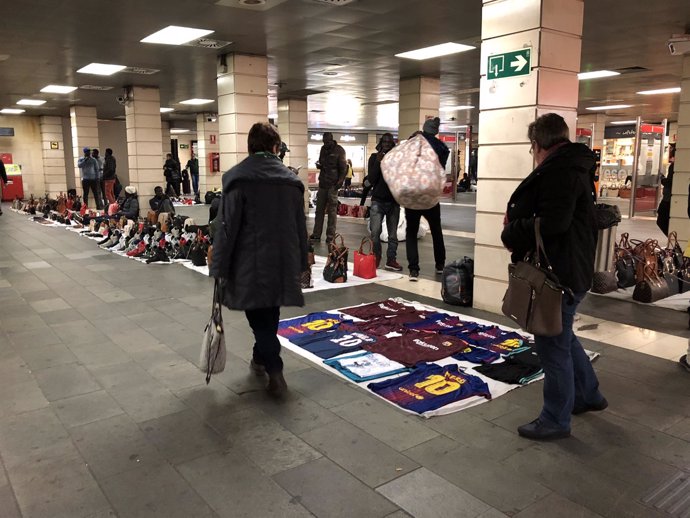 Top manta en la estación de plaza Catalunya en Barcelona