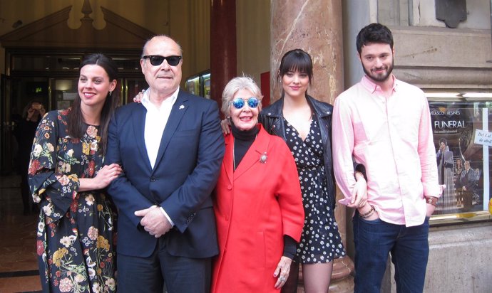Antonio Resines y Concha Velasco junto a los otros actores de 'El Funeral'