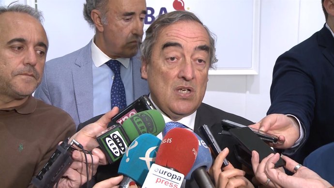 Juan Rosell en declaraciones a los medios en Badajoz
