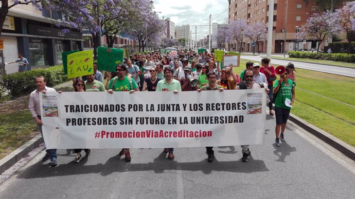 Profesores universitarios se manfiestan en Sevilla por la "precariedad" laboral