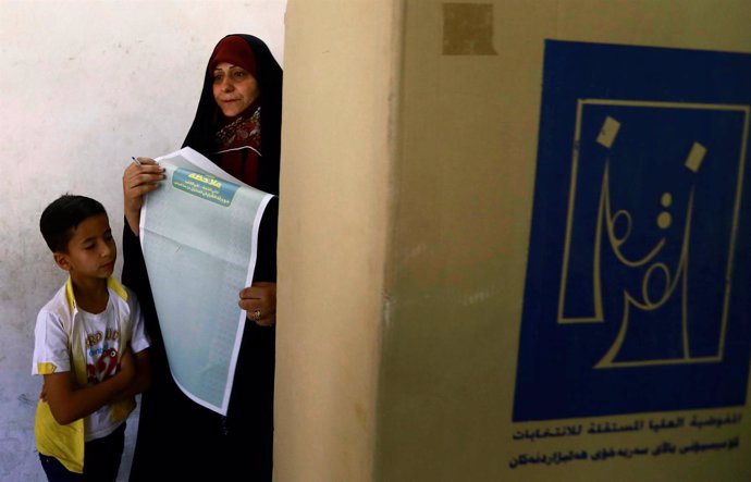 Una mujer vota en las elecciones parlamentarias en Irak