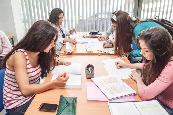 Estudiantes en la residencia universitaria Flora Tristán