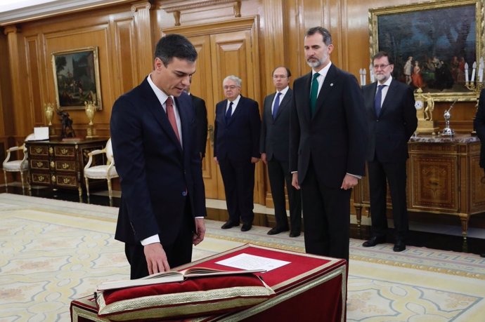 Pedro Sánchez promete ante el Rey su cargo como Presidente del Gobierno 