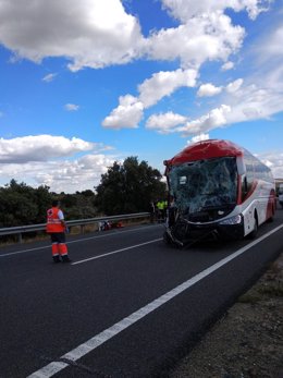 Accidente entre coche y autobús en Trujillo