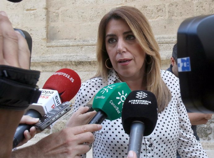 Susana Díaz atiende a los medios en el Parlamento