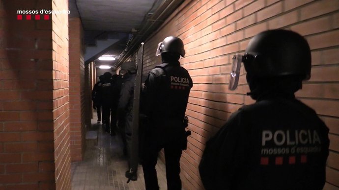 Cau una xarxa que traficava, robava camions i ocupava pisos per revendre'ls