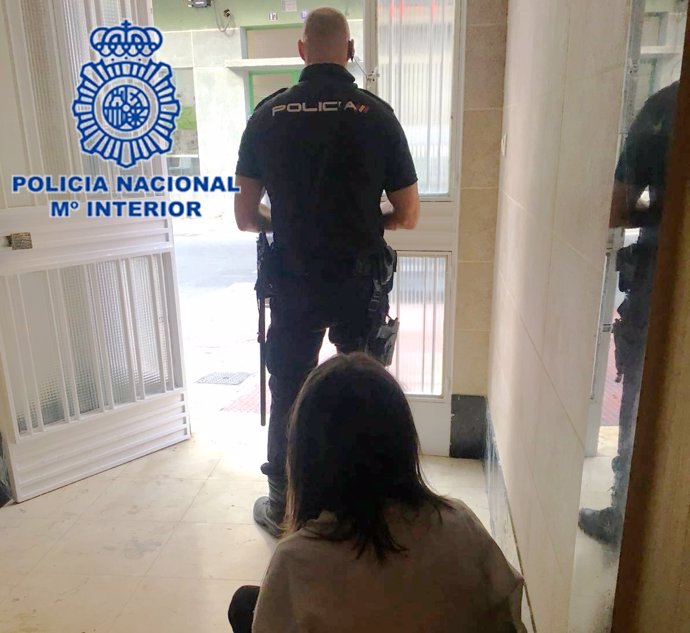 Un detenido cuando intentaba entrar a una vivienda en el balcón 
