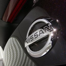 Logotipo de Nissan en un vehículo.