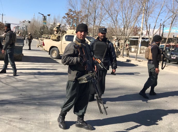 Policías afganos vigilan el lugar de una explosión en Kabul, Afganistán, el 28 d