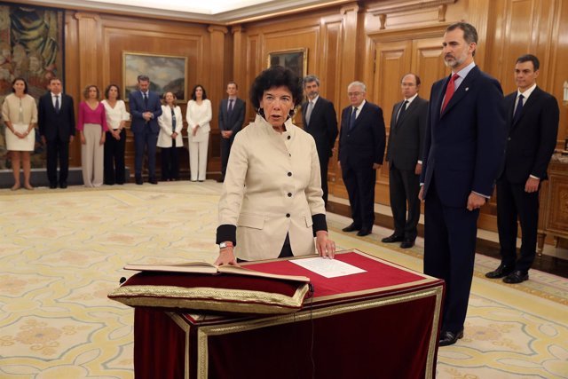 Isabel Celaá promete su cargo ante el Rey como ministra de Educación