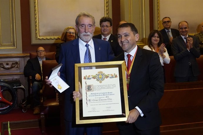 Entrega de la Medalla de Oro                           