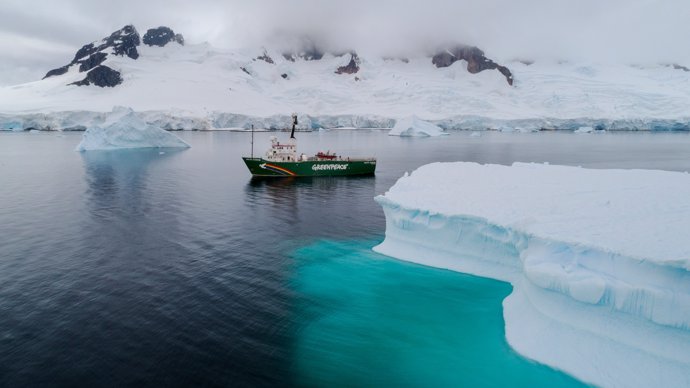El barco Artic Sunrise de Greenpeace en Charlotte Bay, en la Península Antártica