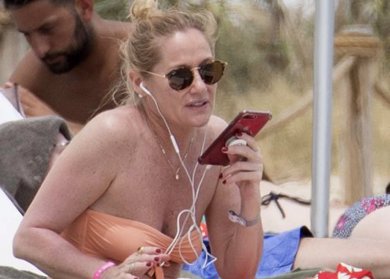 Fiona Ferrer luce tipo y moño en las playas de Ibiza