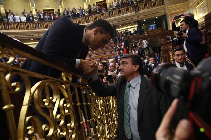 Pedro Sánchez saluda a Aitor Esteban tras ser elegido presidente del Gobierno