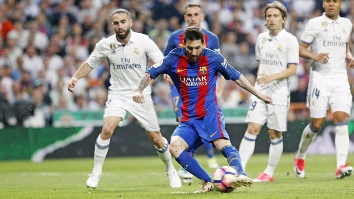 Messi y Carvajal en un Clásico entre Real Madrid y Barcelona