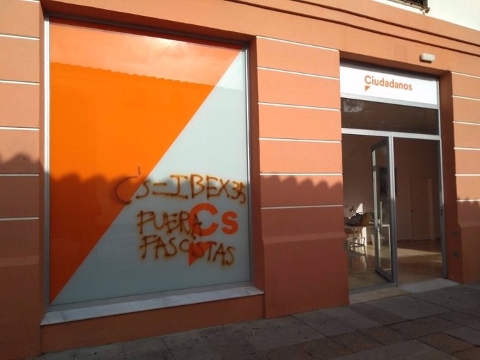 La sede provincial de Cs de Cádiz con pintadas