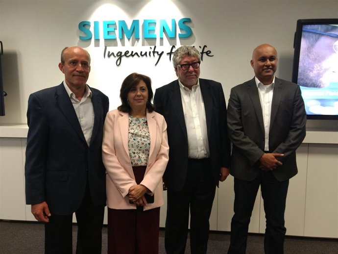 Bècle y García (Siemens España), Balmón (alcalde de Cornellà), Philip (Siemens)