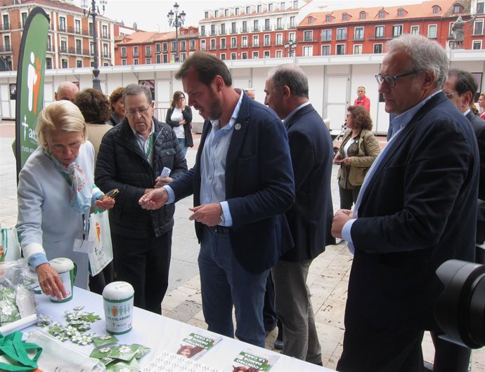 El alcalde, Óscar Puente, realiza su aportación a la AECC. 7-6-2018