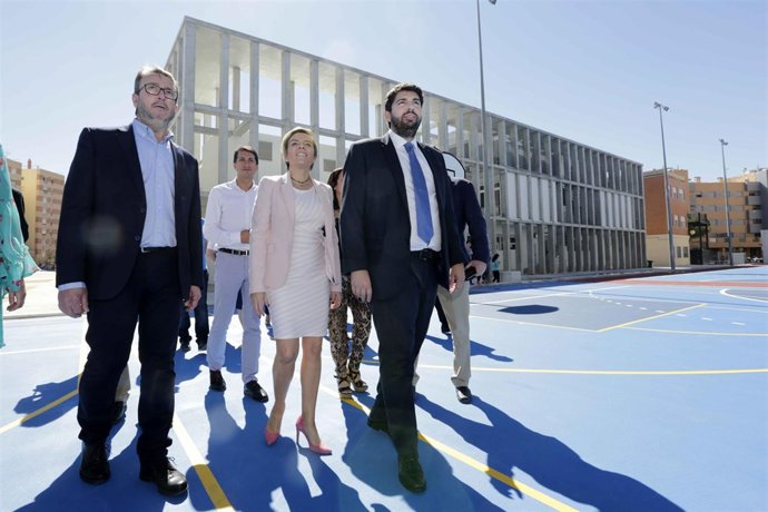 López Miras, durante la visita a los institutos remodelados