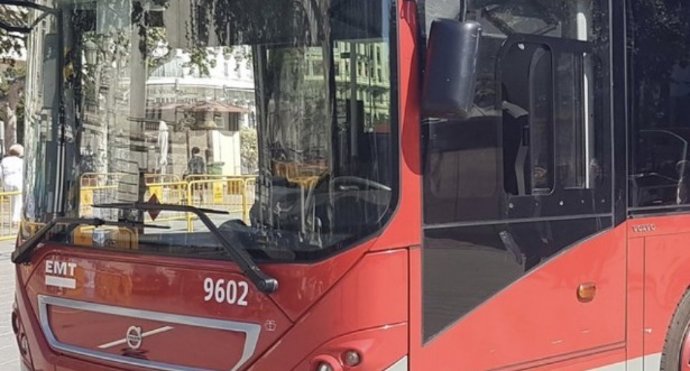 Imagen de recurso de la cabina del conductor de un autobús