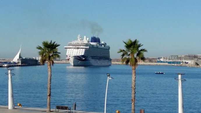 El buque Britannia en la terminal de cruceros