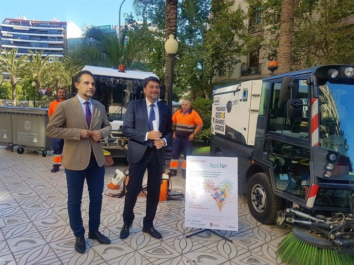 Luis Barcala, a la derecha, junto a Israel Cortés, este jueves