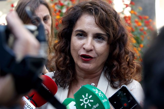 María Jesús Montero, nueva ministra de Hacienda, en los pasillos del Parlamen