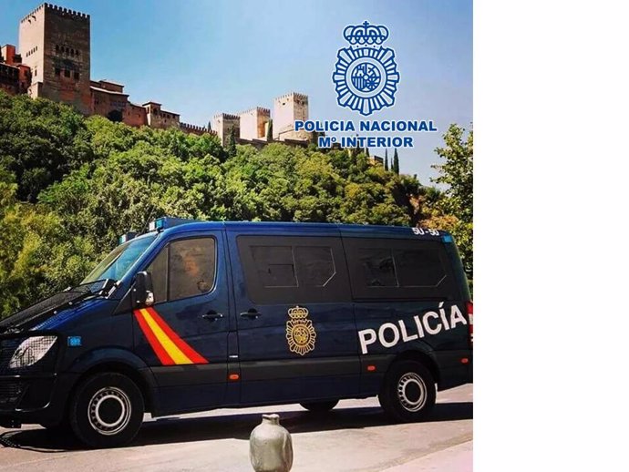 Foto de un furgón de la Policía Nacional junto a la Alhambra