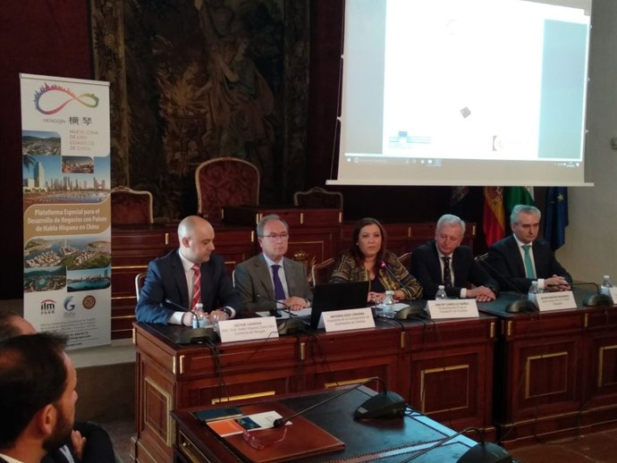 Carrillo (centro), durante la presentación de 'China invierte España'