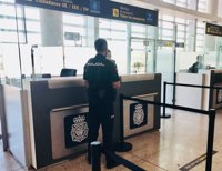 Dos detenidos cuando intentaban viajar en avión desde Málaga con su hija menor de edad con pasaportes falsificados