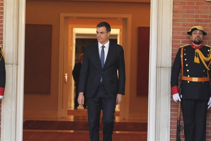 Pedro Sánchez se estrena como presidente recibiendo a su homólogo ucraniano