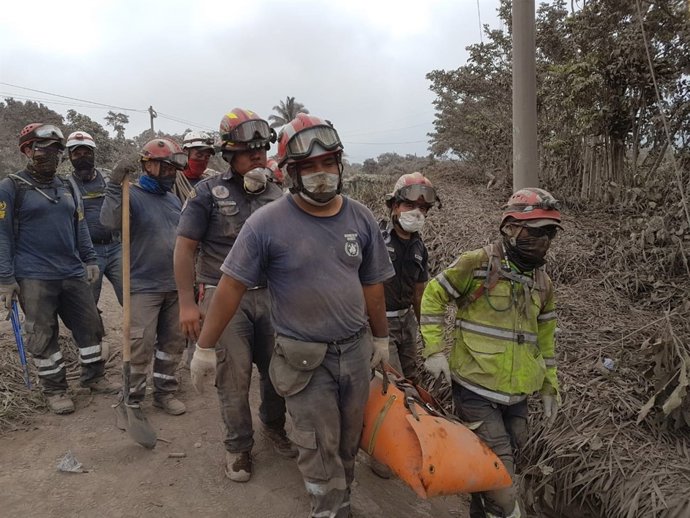 Bomberos durante los trabajos de rescate en Guatemala