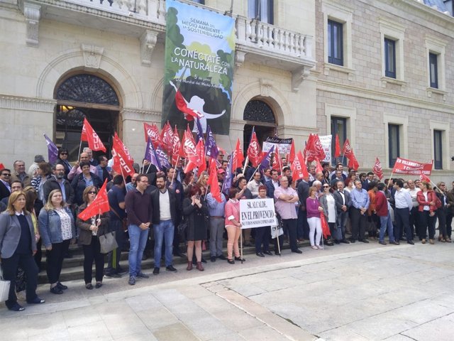 Concentración ante la Diputación