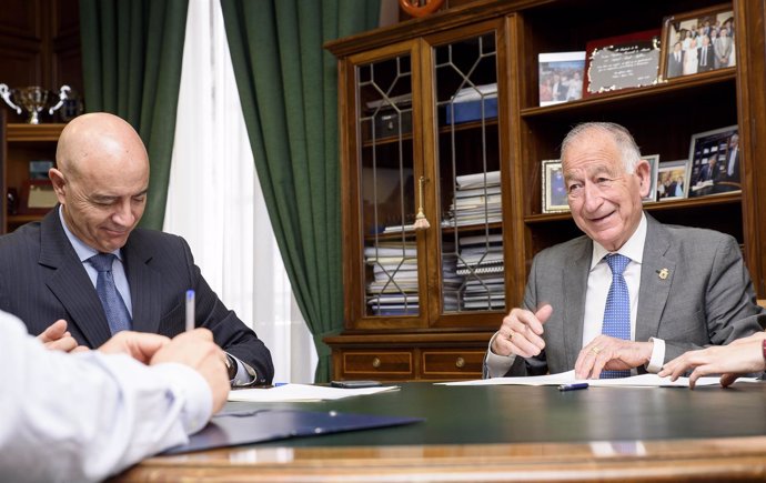 Diego Martínez Cano y Gabriel Amat firman el convenio 