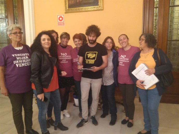 Julián Moreno co las trabajadoras