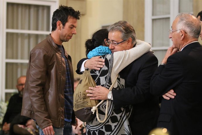 Juan Ignacio Zoido junto a los padres de Gabriel