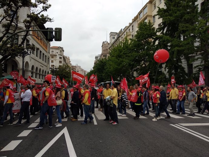 Concentración de trabajadores de Correos frente a la Delegación de Gobierno 