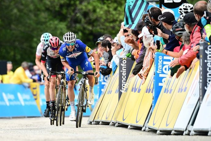 Alaphilippe esprinta por delante de Dan Martin