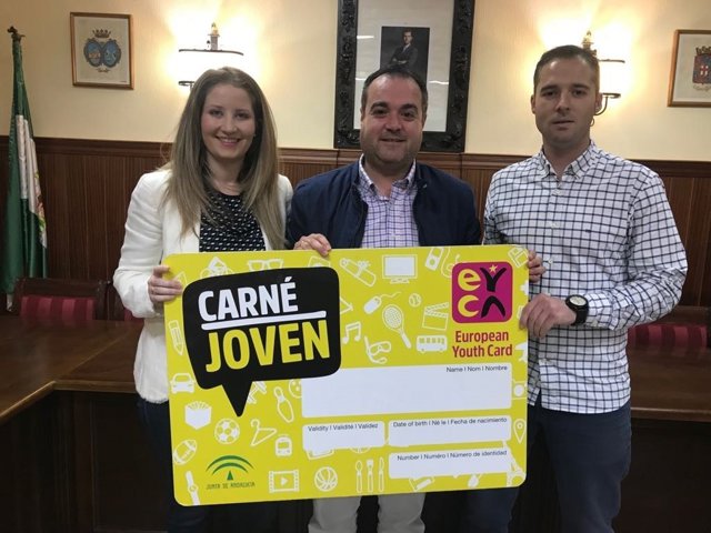 Firma del convenio sobre el Carné Joven con el Ayuntamiento de Sabiote.