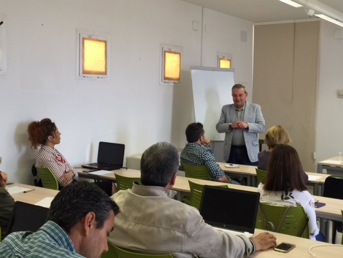Alcalde da a bienvenida a los participantes en el taller