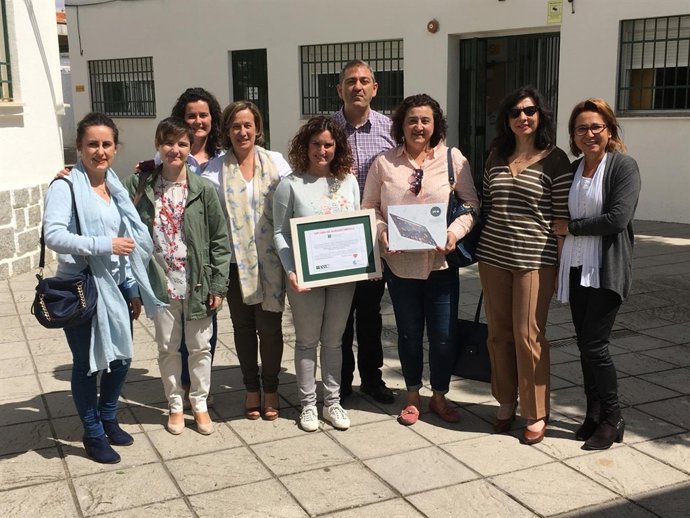 Entrega del diploma en reconociendo del acto solidario 