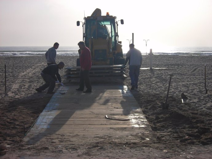 Instalación de pasarelas en una playa de Valencia