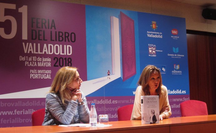 María Dueñas (dcha), con Beatriz Hernández, en la Feria del Libro. 7-6-2018