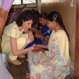 Ana Peláez enseña el braille a una niña ciega en La India