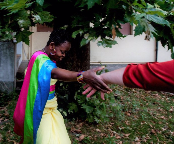 Una mujer negra coge la mano de una mujer blanca