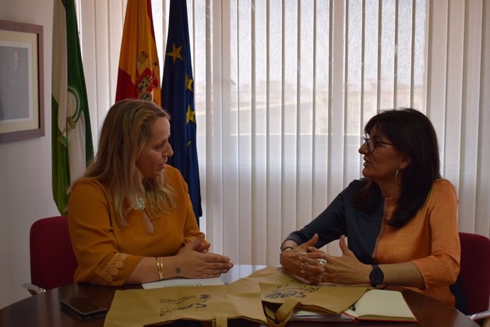 La rectora de la UHU y la alcaldesa de El Almendro. 