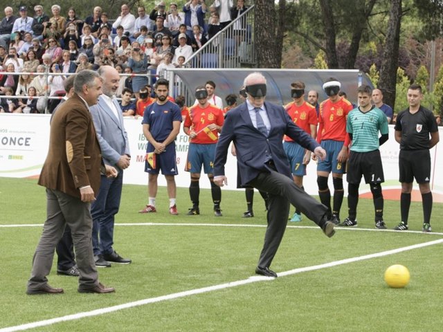 Vicente del Bosque hace el saque inaugural del Mundial de Fútbol para Ciegos
