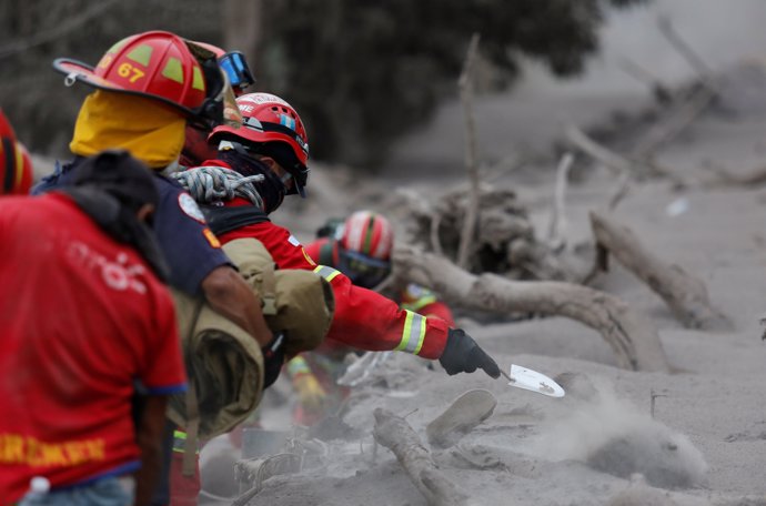 Un bombero en las labores de rescate en Volcán de Fuego