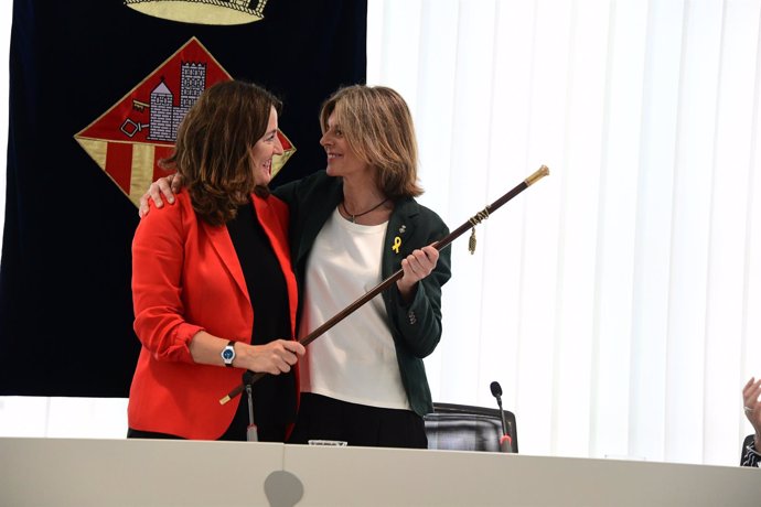 Conesa cediendo la vara a la nueva alcaldesa, Carmela Fortuny