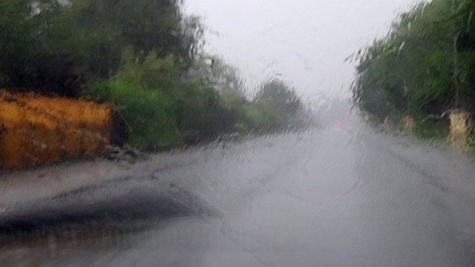 Lluvia en luna del coche